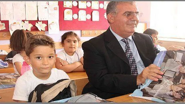   MİNİKLERE KİTAPLARINI KAYMAKAM DAĞITTI