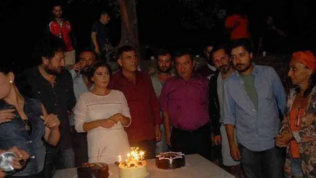 FİLM SETİNDE DOĞUM GÜNÜ KUTLANDI