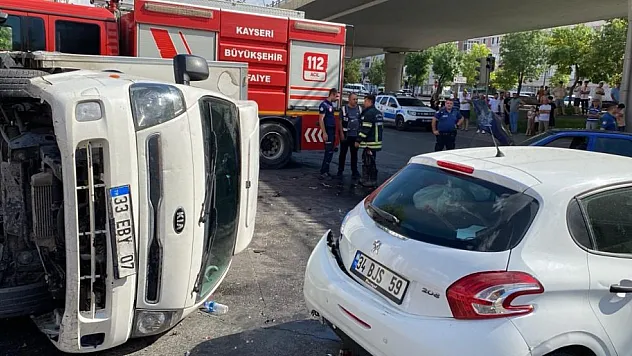 3 araç çarpıştı, kamyonet devrildi: Yaralılar var!