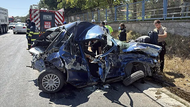 3 aracın karıştığı feci kazada 1 ölü, 1 ağır yaralı