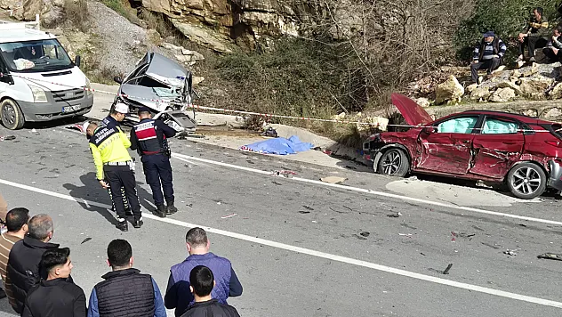 3 araçlı zincirleme kaza: 1 ölü, 3 yaralı