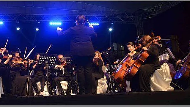 KENT ORKESTRASI FETHİYEDE KONSER VERDİ
