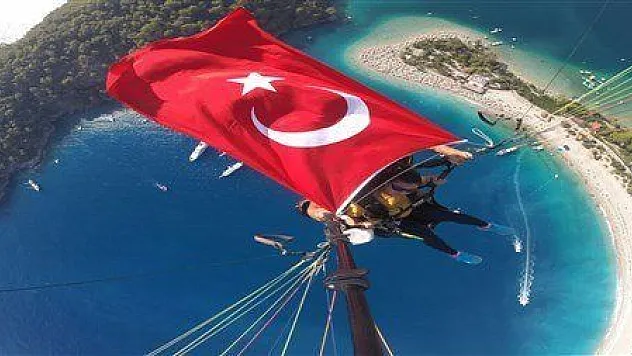 Gökyüzünde Türk bayrakları açıldı