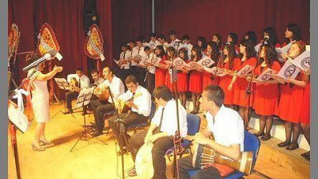 TÜRKÜLERLE COŞTULAR