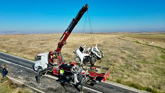 4 kişinin öldüğü kazada otomobiller parçalanarak hurdaya döndü