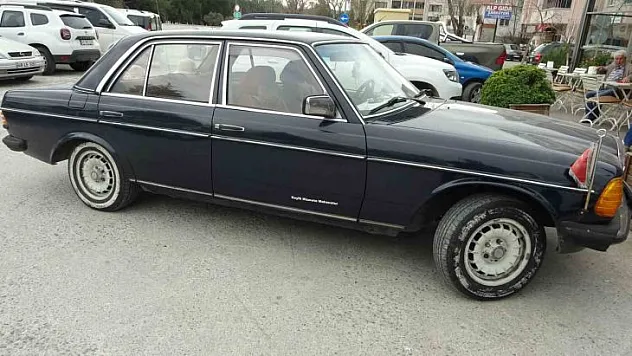 42 YAŞINDAKİ NOSTALJİK ARABASINA GÖZÜ GİBİ BAKIYOR