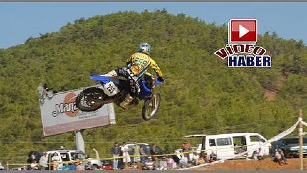 BU MOTOKROSCU ADETA UÇUYOR...