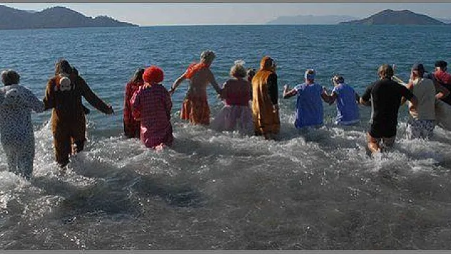 HAYVANLAR VE KANSER HASTALARI İÇİN DENİZE GİRDİLER