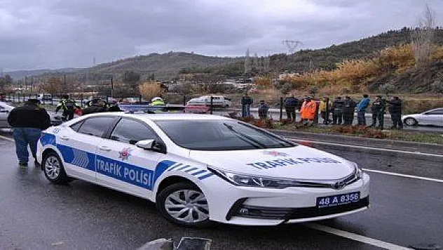 FETHİYE'DE KAZAYA MÜDAHALE EDEN POLİSLERE OTOMOBİL ÇARPTI 3 YARALI...