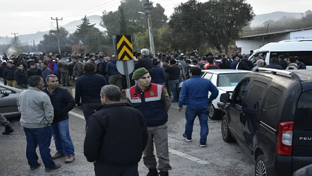 MAHALLELİ YOLU TRAFİĞE KAPATTI...