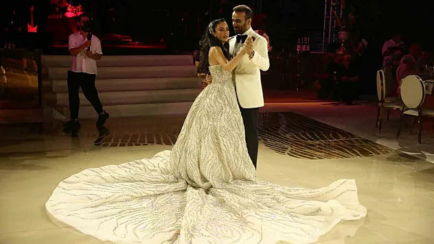 65 kilogram ağırlığındaki gelinliği, 45 kiloluk gelin taşıdı