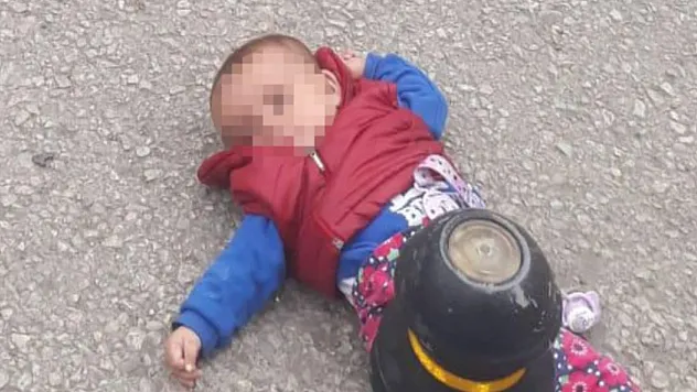 7 aylık bebeğini yola bıraktı