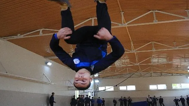 Güreşçiler yer çekimine meydan okudu