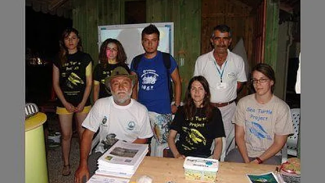 ÜNİVERSİTE ÖĞRENCİLERİ CARETTA NÖBETİNDE