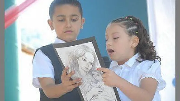 ANNELERİNE SEVGİLERİNİ SUNDULAR