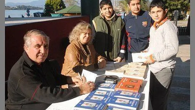 COŞKUN KARABULUT VE ŞAHSANE CAMUZ KİTAPLARINI İMZALADILAR