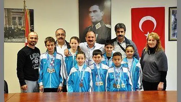 MİLLİ YÜZÜCÜLER, BAŞKANI ZİYARET ETTİLER