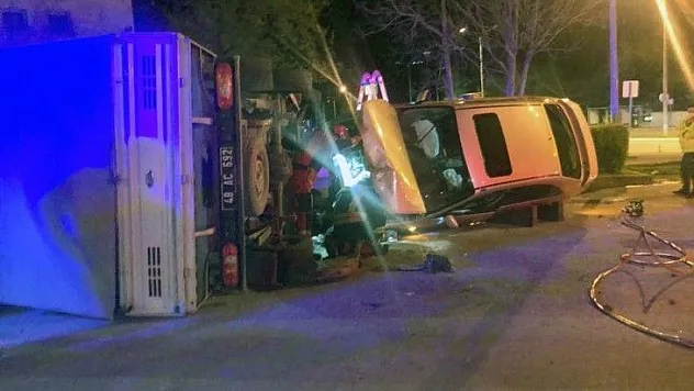 Adliyenin park alanına girdi, park halindeki kamyoneti devirdi