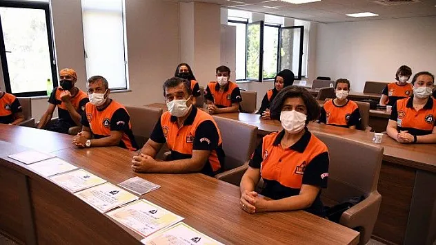 Afet gönüllülerine sertifikalarını Karaca verdi