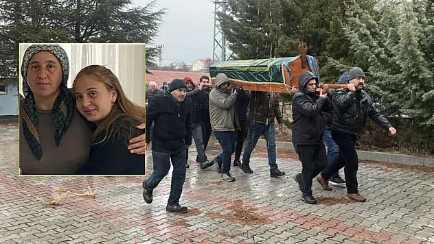 Aile ziyareti dönüşünde kazada ölen anne ve kızı yan yana defnedildi
