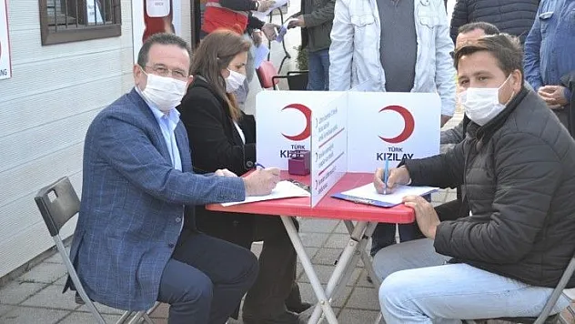 AK Parti'den Kızılay'a kan bağışı