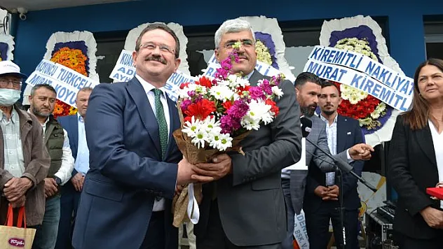AK PARTİ İLÇE BAŞKANLIĞI DEVİR TESLİM TÖRENİ YAPILDI
