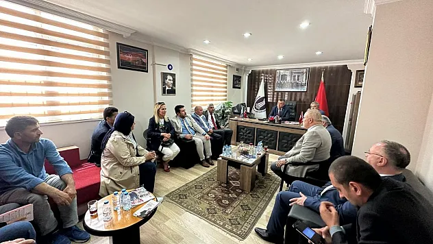 Ak Parti Muğla Milletvekili Adayı Otgöz, Milas'ta Partisinin Yeni Üyelerine Rozet Taktı