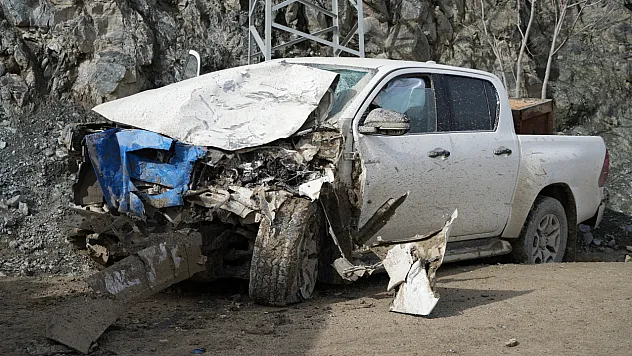 Akaryakıt tankeri ile çarpışan kamyonet hurdaya döndü: 3 yaralı
