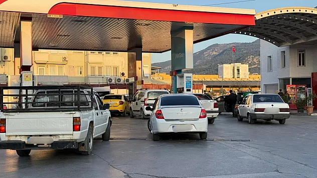 Akaryakıta Çifte Zam Geliyor: Fethiye'de Benzinliklerde Uzun Kuyruklar