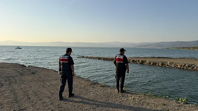 Akıntıya kapılan emekli polis hayatını kaybetti, oğlu kurtarıldı