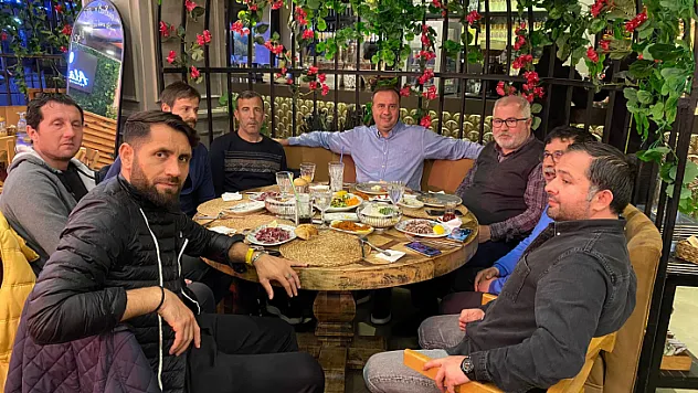 Akşam yemeğinde bir araya geldiler