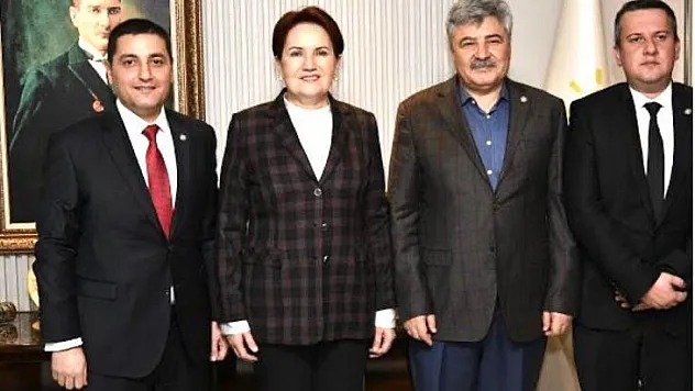 Akşener, Ali Fatih Çoban'a Parti Rozetini Taktı