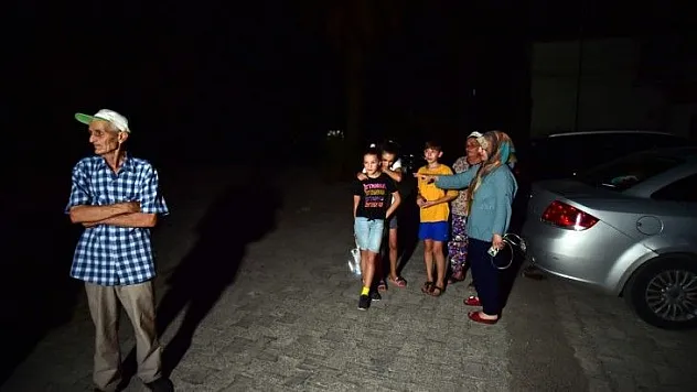 Akyaka'da aileler termik santralin çevresinden tahliye edilenleri bekliyor