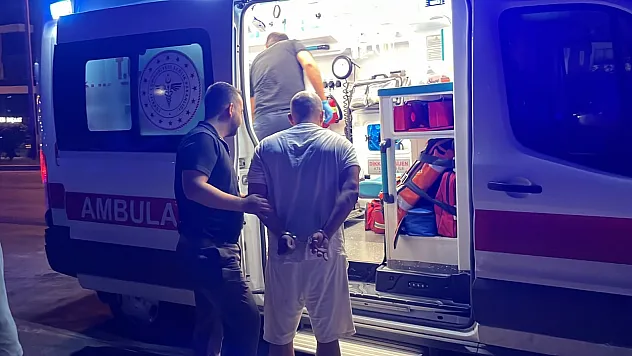 Alanya'da çatıya çıkan adamı polis ikna etti