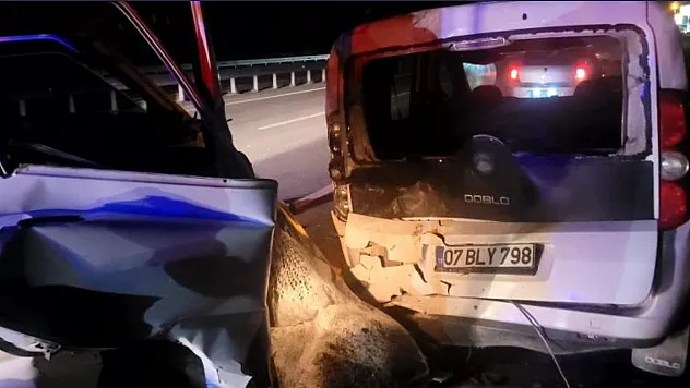 Alanya'da kamyonet park halindeki otomobile çarptı: 1 yaralı