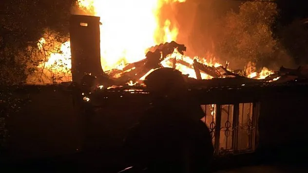 Alevler geceyi aydınlattı, ev tamamen yandı