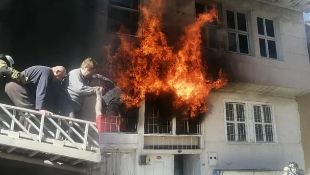 Alevlerin sardığı evde can pazarı: Yaşlı çift son anda itfaiye ekiplerince kurtarıldı