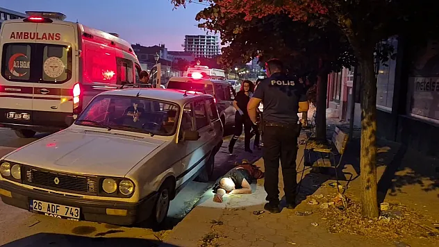 Alkol alıp bayılan şahıstan yardım etmeye çalışan ekiplere tepki: 'Sen beni tanıyor musun?'