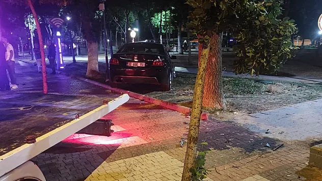 Alkollü aday sürücü kaldırıma çıktı, ehliyetine el konuldu