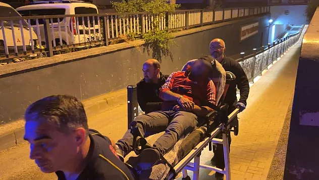 Alkollü şahıs, ayağa kalkamayınca sedyeyle taşındı
