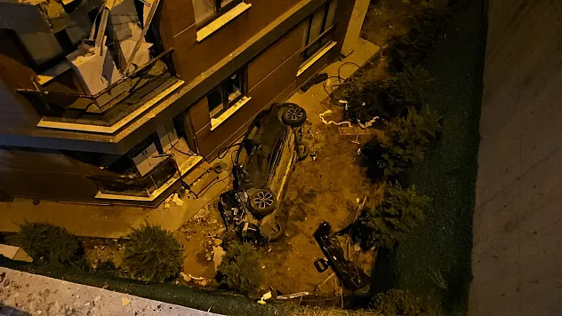 Alkollü sürücü binaya çarptıktan sonra bahçeye uçtu: 2 yaralı