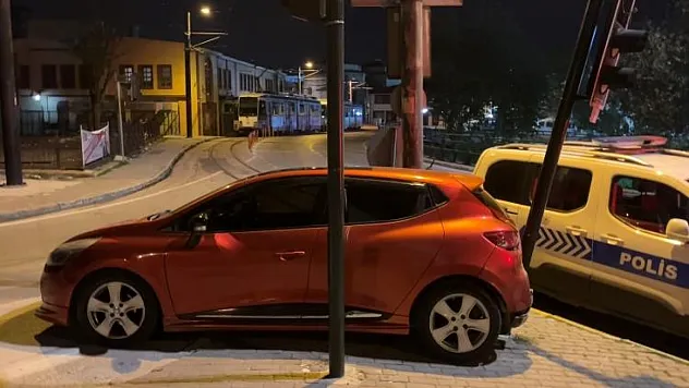 Alkollü sürücü, polis uygulamasından kaçarken trafik lambasına çarptı