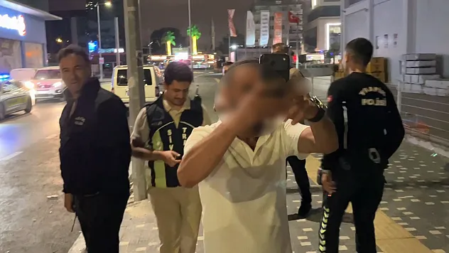 Alkollü sürücüden ilginç hareketler.. Yüzünü sakladı, basın mensubunu kayda alıp küfür etti