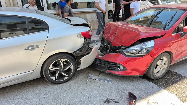 Alkollü ve ehliyetsiz sürücünün kullandığı otomobil, park halindeki araçlara çarptı