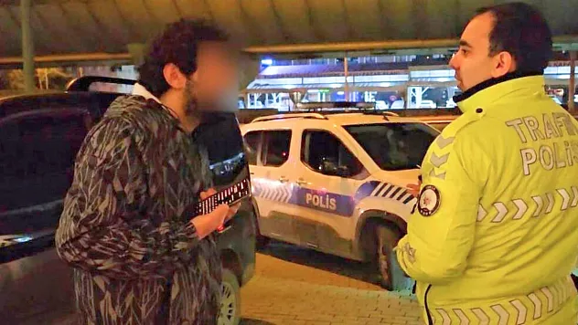 Alkollü ve ehliyetsiz yakalanınca 'kız arkadaşıma öğretiyordum' dedi