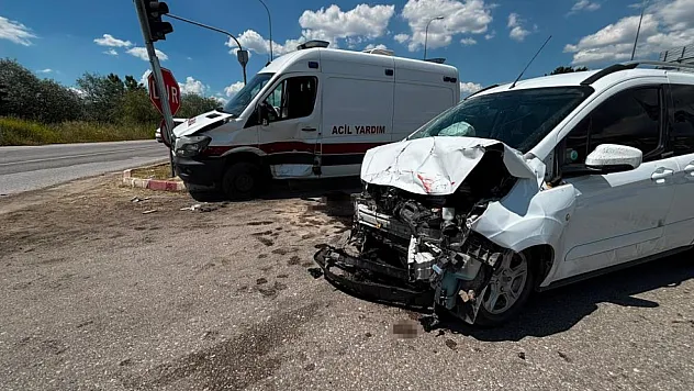 Ambulans hafif ticari araçla çarpıştı: 7 yaralı