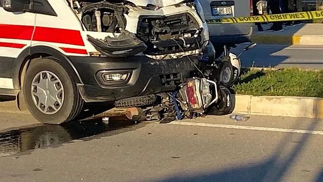Ambulansın çarptığı motosiklet sürücüsü öldü