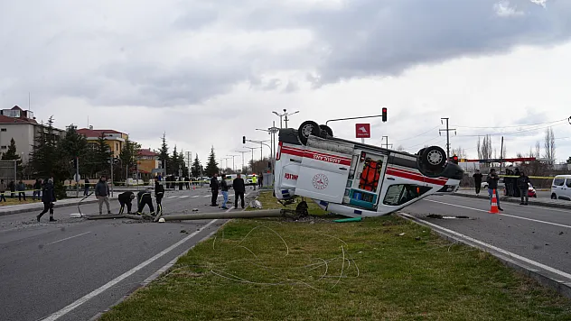 Ambulansla hafif ticari araç çarpıştı: 3 sağlık görevlisi yaralandı