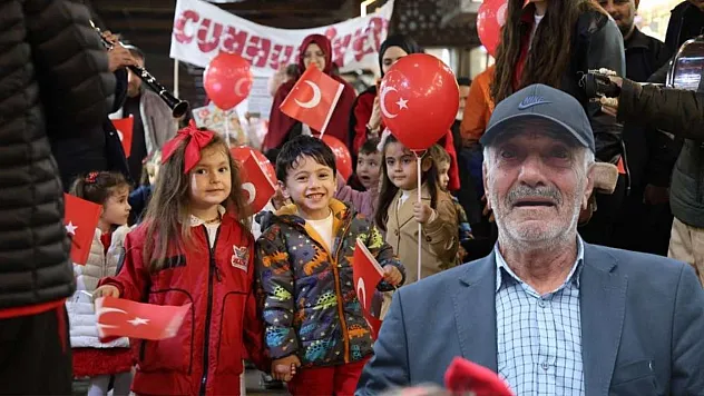 Anaokulu öğrencileri 'Ölürüm Türkiyem' şarkısını söyledi, yaşlı adam gözyaşı döktü