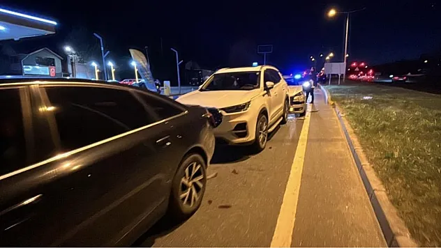 Ani fren yapıp kaçan sürücü, zincirleme kazaya neden oldu: 3 yaralı